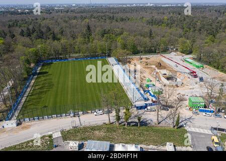 Vue sur la place latérale / les places latérales du stade du parc de jeux en face de la silhouette de la ville de Karlsruhe. Drone site de construction à Wildparkstadion Karlsruhe. GES / Football / 2ème Bundesliga Karlsruher SC Wildpark Stadium, 14.09.2017 Football / Football: 2ème Bundesliga allemand: Karlsruher SC Stadium, Karlsruhe, 14 septembre 2017 vue sur le KSC-Wildpark Stadium en construction | utilisation dans le monde entier Banque D'Images