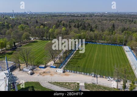 Vue sur la place latérale / les places latérales du stade du parc de jeux en face de la silhouette de la ville de Karlsruhe. Drone site de construction à Wildparkstadion Karlsruhe. GES / Football / 2ème Bundesliga Karlsruher SC Wildpark Stadium, 14.09.2017 Football / Football: 2ème Bundesliga allemand: Karlsruher SC Stadium, Karlsruhe, 14 septembre 2017 vue sur le KSC-Wildpark Stadium en construction | utilisation dans le monde entier Banque D'Images