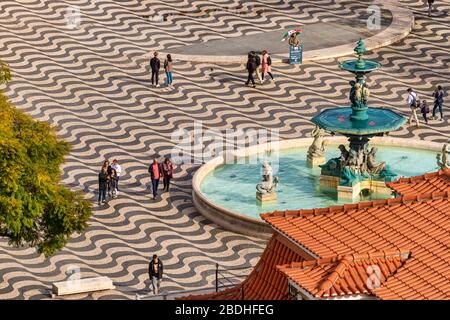 Lisbonne, Portugal - 2 mars 2020: Les gens marchant au Praca Dom Pedro IV Banque D'Images