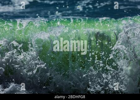 Brisant les vagues de l'océan Pacifique sur la plage du Rialto dans le parc national olympique de l'État de Washington, États-Unis Banque D'Images