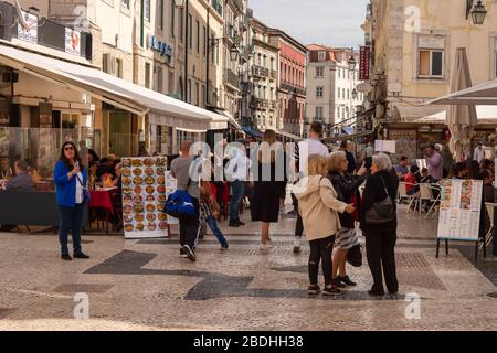 Lisbonne, Portugal - 8 mars 2020: Piétons et touristes sur Rua das Portas de Santo Antao Banque D'Images