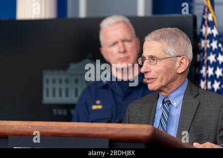 Le Dr Anthony Fauci, directeur de l'Institut national des allergies et des maladies infectieuses, répond à une question des journalistes lors du quotidien COVID-19, exposé sur le coronavirus dans la salle de presse de la Maison Blanche le 6 avril 2020 à Washington, DC. Le secrétaire adjoint à la Santé et aux Services humains des États-Unis, l'amiral Brett Giroir, se trouve à gauche. Banque D'Images