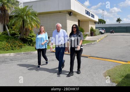 HOMESTEAD, Floride - le 27 juin : la présidence démocrate Bernie Sanders, Jane O'Meara Sanders se dresse sur une échelle comme il a l'air dans l'installation holding enfants migrants en face d'un centre de détention. Le très controversé centre de détention à but lucratif détient environ 2 300 enfants âgés de 13 à 17, qui ont été placés sous la garde du ministère de la Santé et des Services après avoir été détenu à la frontière le 27 juin 2019.Le 26 juin 2019 à Homestead en Floride Personnes : Bernie Sanders, Jane O'Meara Sanders Banque D'Images