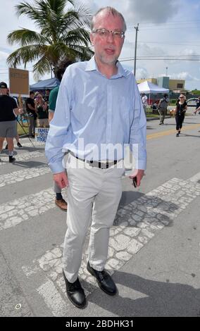 HOMESTEAD, FLORIDE - 27 JUIN : Levi Sanders, un candidat de la présidence démocrate, se tient sur une échelle alors qu'il regarde dans l'établissement où sont détenus les enfants migrants devant un centre de détention. Le centre de détention à but lucratif controversé accueille environ 2 300 enfants âgés de 13 à 17 ans, qui ont été placés aux soins du ministère de la Santé et des Services humains après avoir été détenus à la frontière le 27 juin 2019.le 26 juin 2019 à Homestead Florida People: Levi Sanders Banque D'Images