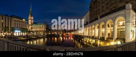 L'Alster Arcades et l'hôtel de ville de Hambourg la nuit Banque D'Images