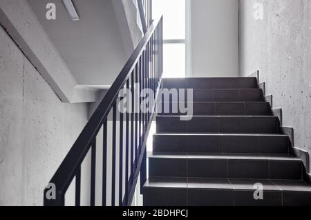 Escalier - sortie de secours dans l'hôtel ou le bâtiment de bureaux, escalier de gros plan, escaliers intérieurs. Escalier dans un bâtiment moderne Banque D'Images