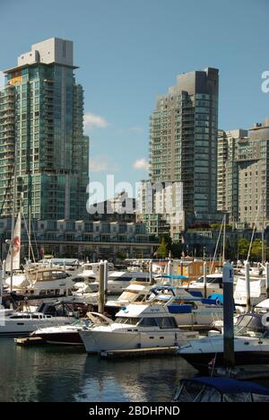 Vancouver, Canada - septembre 2012 : bateaux dans le port de Vancouver avec des immeubles d'appartements au bord de l'eau en arrière-plan Banque D'Images