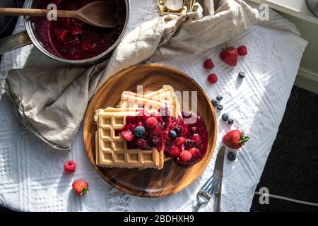 Petit déjeuner à motif gaufré avec baies de fruits Banque D'Images