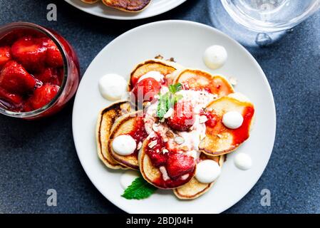 Crêpes saines faites au yaourt et à la confiture de fraises. Petit déjeuner facile et parfait Banque D'Images