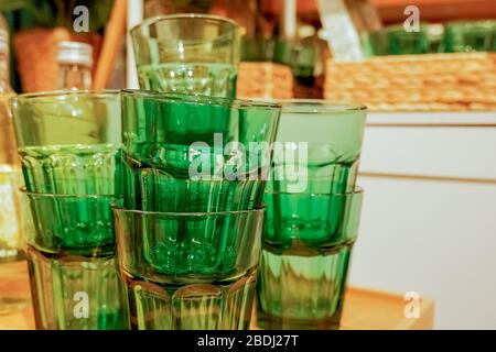 Pile de verres sur le dessus de la machine à café dans un maison de café.pile de verres d'eau sur l'étagère.nettoyer les verres de boisson Banque D'Images