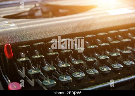 Clavier d'une machine à écrire rétro, éclairé par la lumière du soleil Banque D'Images