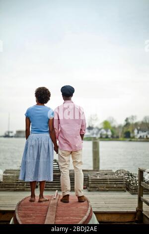 Tournée vers le couple voile ensemble. Banque D'Images