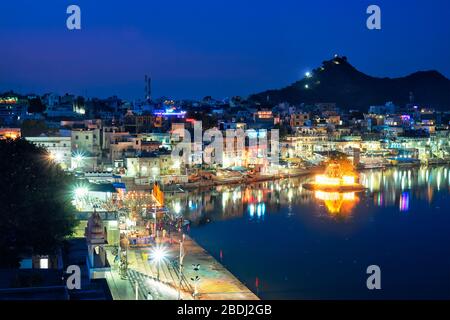 Vue sur le pèlerinage indien ville sacrée Pushkar avec des ghats Pushkar. Rajasthan, Inde. Panoramique horizontal Banque D'Images