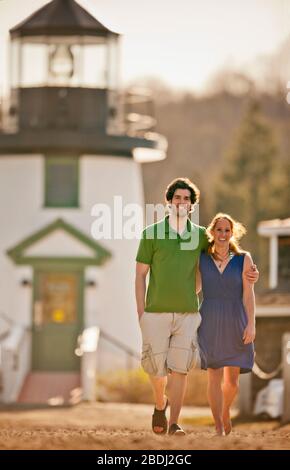 Mari et femme marchant devant le phare. Banque D'Images