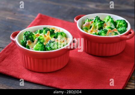 Deux pots de brocoli et de fromage cuits Banque D'Images