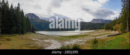 Différentes vues de l'ère glaciaire du lac Noir (Crno jezero), forêt et montagnes autour dans le parc national Durmitor au Monténégro, Europe Banque D'Images