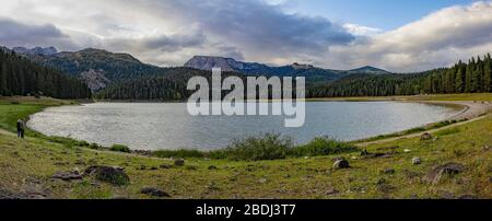 Différentes vues de l'ère glaciaire du lac Noir (Crno jezero), forêt et montagnes autour dans le parc national Durmitor au Monténégro, Europe Banque D'Images