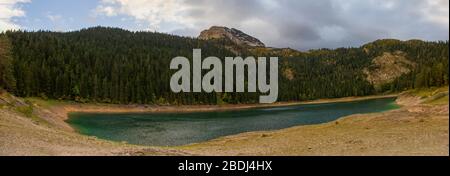 Différentes vues de l'ère glaciaire du lac Noir (Crno jezero), forêt et montagnes autour dans le parc national Durmitor au Monténégro, Europe Banque D'Images