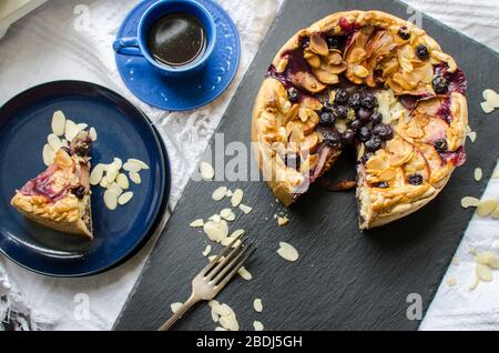 Dessert à gâteaux aux fruits et aux amandes Banque D'Images