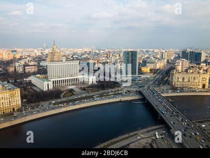 Vue aérienne sur le bâtiment du gouvernement et le centre-ville de Moscou Banque D'Images