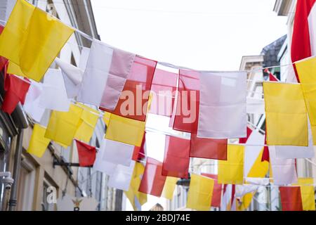 De nombreux drapeaux carrés néerlandais sur un ruban, en rouge, blanc et jaune, du festival traditionnel nommé Carnaval, comme Mardi gras, dans 's-Hertogenbosch, Oeteldonk Banque D'Images