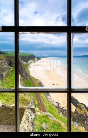 Vue sur la plage de Downhill depuis l'intérieur du temple de Mussenden. Castlerock, County Antrim, Ulster region, Irlande du Nord, Royaume-Uni. Banque D'Images