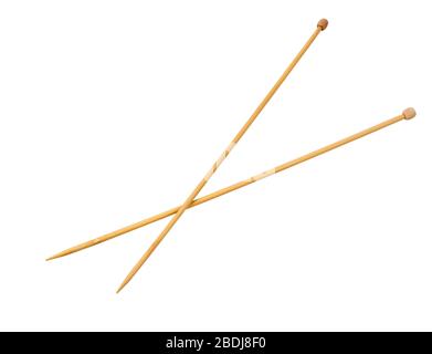 Aiguilles à tricoter isolées sur un fond blanc. Paire d'aiguilles à tricoter en bois. Banque D'Images