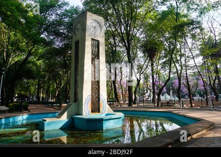 Tour de l'horloge art déco dans le Parque Mexico dans la Colonia Hipodromo de Colonia Condesa, Mexico, Mexique. Banque D'Images