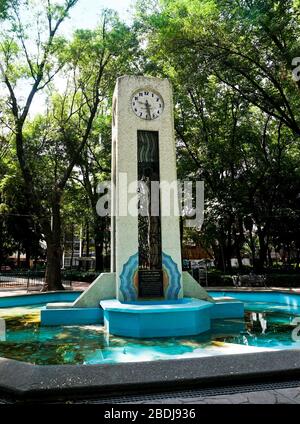 Tour de l'horloge art déco dans le Parque Mexico dans la Colonia Hipodromo de Colonia Condesa, Mexico, Mexique. Banque D'Images