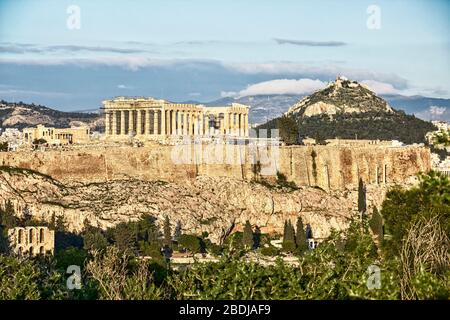 Vue panoramique sur la colline de l'Acropole, couronnée du Parthénon à Athènes, Grèce. Montez Lycabettus sur l'arrière-plan. Vue aérienne depuis la colline de Filoppou Banque D'Images