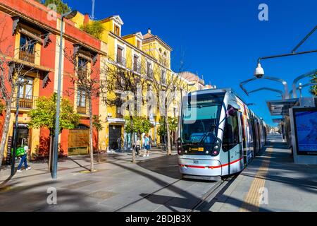 Un tramway moderne sur la Calle San Fernando, Séville, Andalousie, Espagne Banque D'Images