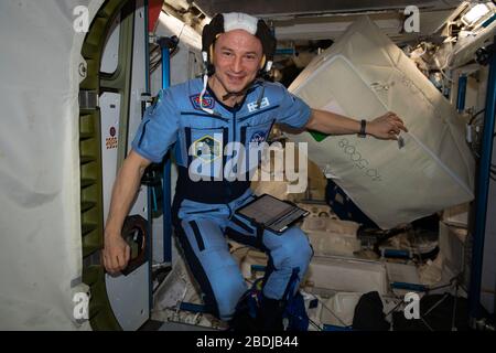 ISS - 31 mars 2020 - l'astronaute et ingénieur de vol de la NASA, Andrew Morgan, porte une casquette de communication surnommée la « noopie C » Banque D'Images