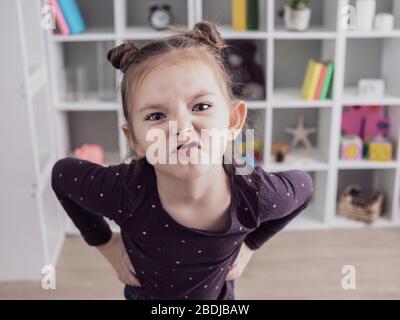 Portrait de petit enfant fille avec drôle de visage d'expression. Banque D'Images