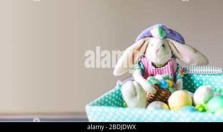 Joli lapin de pâques fait main dans un panier Banque D'Images