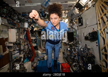 ISS - 29 mars 2020 - l'astronaute de la NASA et l'ingénieur de vol de l'expédition 62 Jessica Meir frappe un super-héros pose dans l'environnement sans poids de l'Inte Banque D'Images