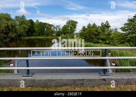 Le Ter Leedebrug sur le van pallandtlaan (N208) dans le village de Sassenheim. Vue sur la vieille piscine. Pays-Bas. Banque D'Images