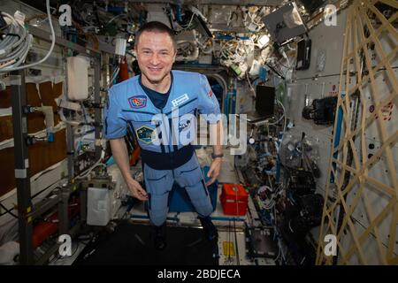 ISS - 29 mars 2020 - l'astronaute et l'ingénieur de vol de la NASA, Andrew Morgan, pose un portrait dans l'environnement sans poids de l'Interna Banque D'Images