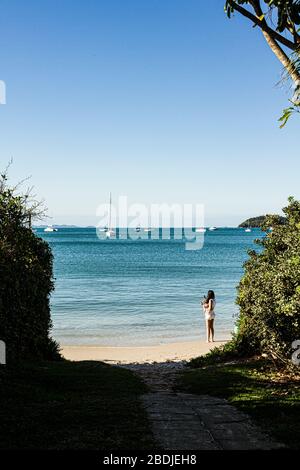 Femme debout sur Jurere Beach. Florianopolis, Santa Catarina, Brésil. Banque D'Images