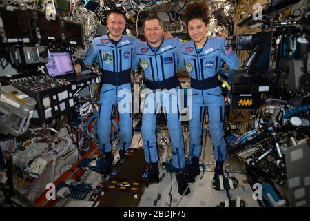 ISS - 29 mars 2020 - les ingénieurs de vol de la NASA Andrew Morgan et Jessica Meir flanc expédition 62 Commandant Oleg Skripochka de Roscosmos pour un portrait i Banque D'Images