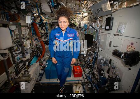 ISS - 29 mars 2020 - Jessica Meir, astronaute et ingénieur de vol de la NASA 62, pose un portrait dans l'environnement sans poids de l'Internat Banque D'Images