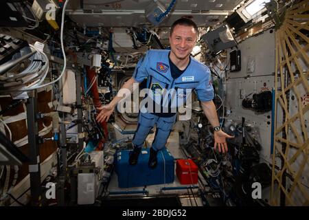 ISS - 29 mars 2020 - l'astronaute et l'ingénieur de vol de la NASA, Andrew Morgan, pose un portrait dans l'environnement sans poids de l'Interna Banque D'Images