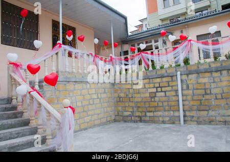 Ballons rouges et blancs de coeur . Ballons de coeur rouge et blanc avec ruban pour l'engagement . Banque D'Images