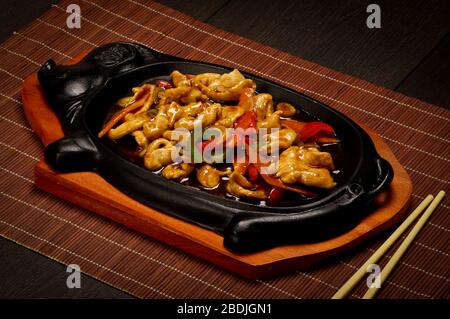 Cuisine asiatique. Ragoût de poulet chaud servi au restaurant Banque D'Images