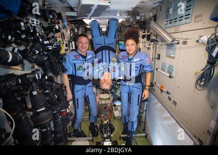 ISS - 29 mars 2020 - les ingénieurs de vol de la NASA Andrew Morgan et Jessica Meir flanc expédition 62 Commandant Oleg Skripochka de Roscosmos pour un po ludique Banque D'Images