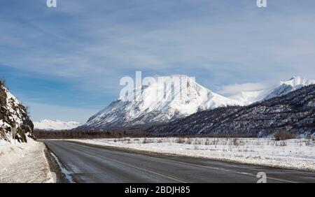 Au début du printemps, le long de la rivière Matanuska et des montagnes Chugach, dans le centre-sud de l'Alaska. Banque D'Images