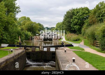 Narrowboats à Hatton Locks sur le grand canal syndical, Warwickshire, Angleterre Banque D'Images