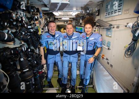 ISS - 29 mars 2020 - les ingénieurs de vol de la NASA Andrew Morgan et Jessica Meir flanc expédition 62 Commandant Oleg Skripochka de Roscosmos pour un po ludique Banque D'Images