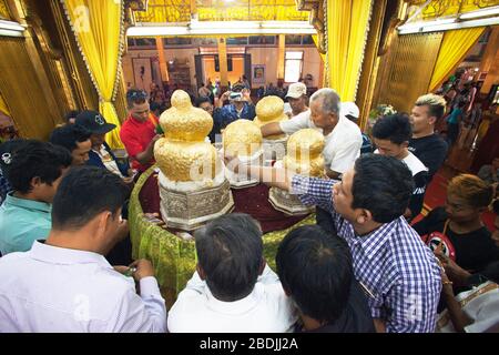 Les dévotés collent des feuilles d'or sur les statues de Bouddha, la Pagode Phaung Daw Oo, le lac Inle, l'état de Shan, Myanmar, Asie Banque D'Images