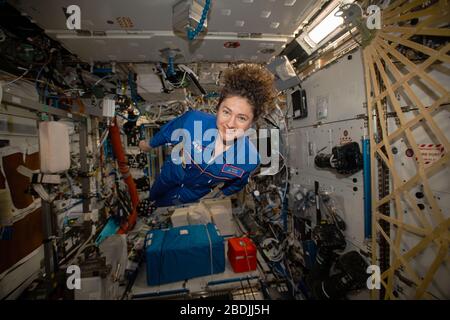 ISS - 29 mars 2020 - l'astronaute et l'ingénieur de vol de la NASA 62 Jessica Meir fait un portrait dans l'environnement sans poids de l'Interna Banque D'Images