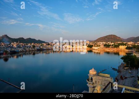 Vue sur la célèbre ville sacrée indienne Pushkar avec des ghats Pushkar. Rajasthan, Inde Banque D'Images